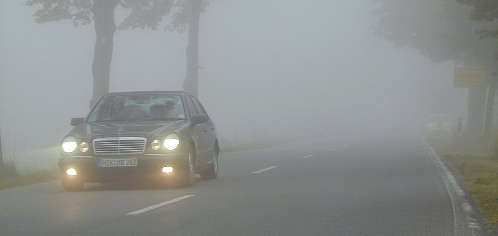Auto in de mist
