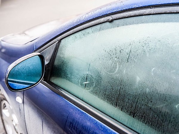 beslagen ruiten in de auto